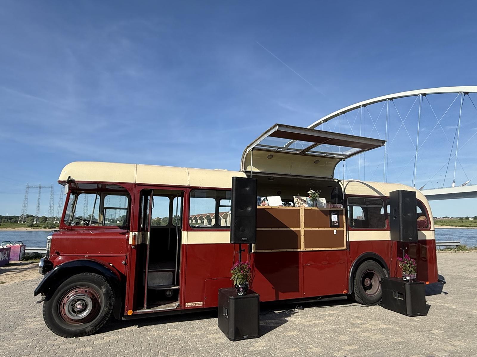 De Bus met open luifel aan de Waal in Nijmegen
