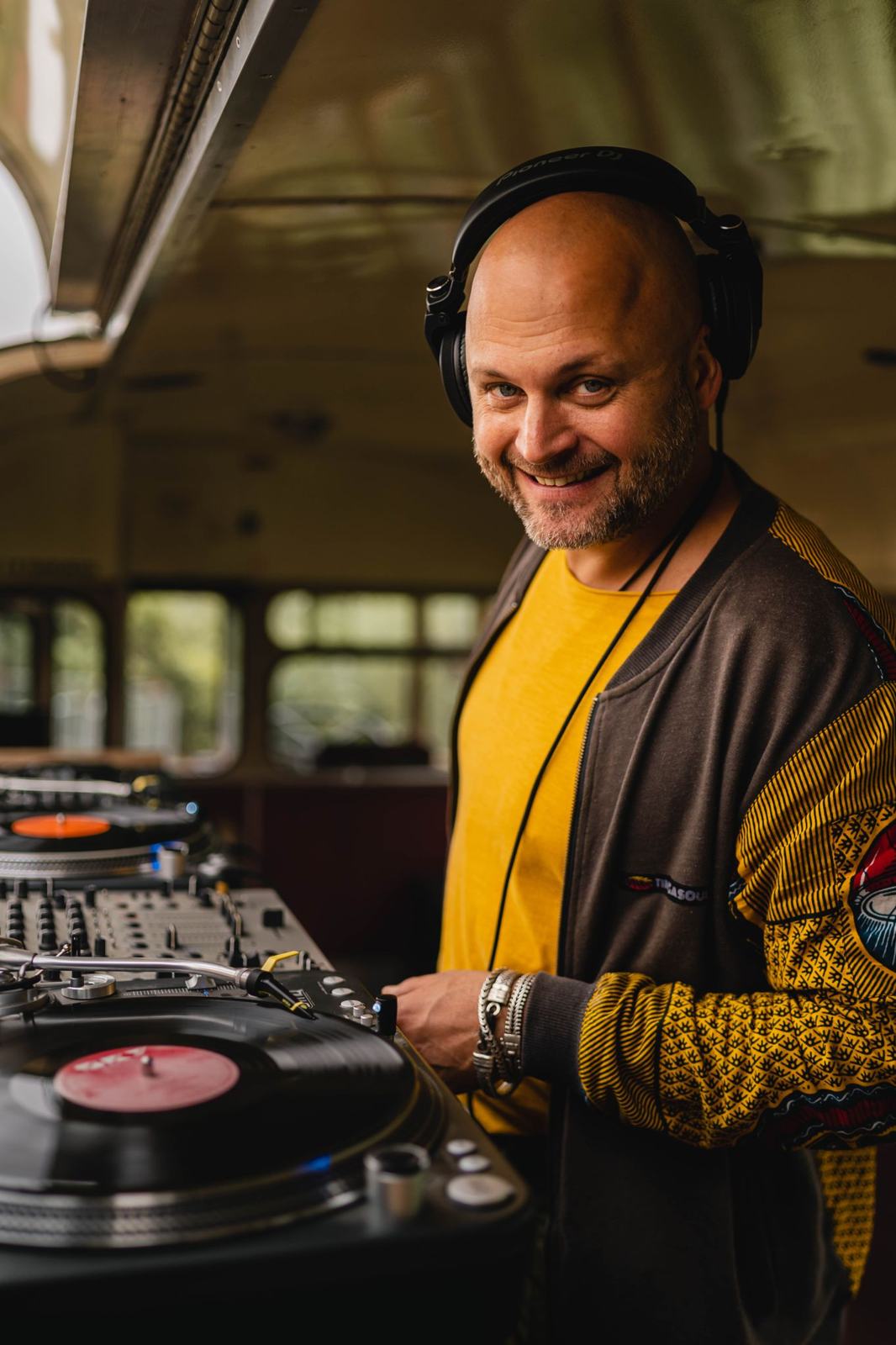 Daan achter de draaitafels in De Bus