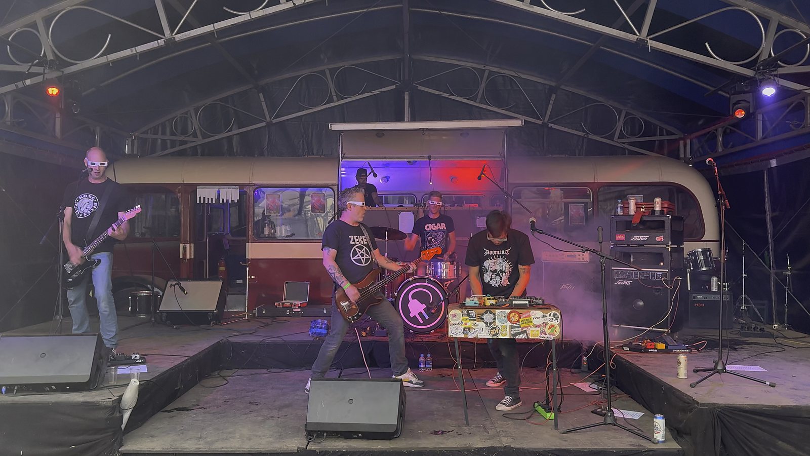 Een band speelt voor De Bus op het podium