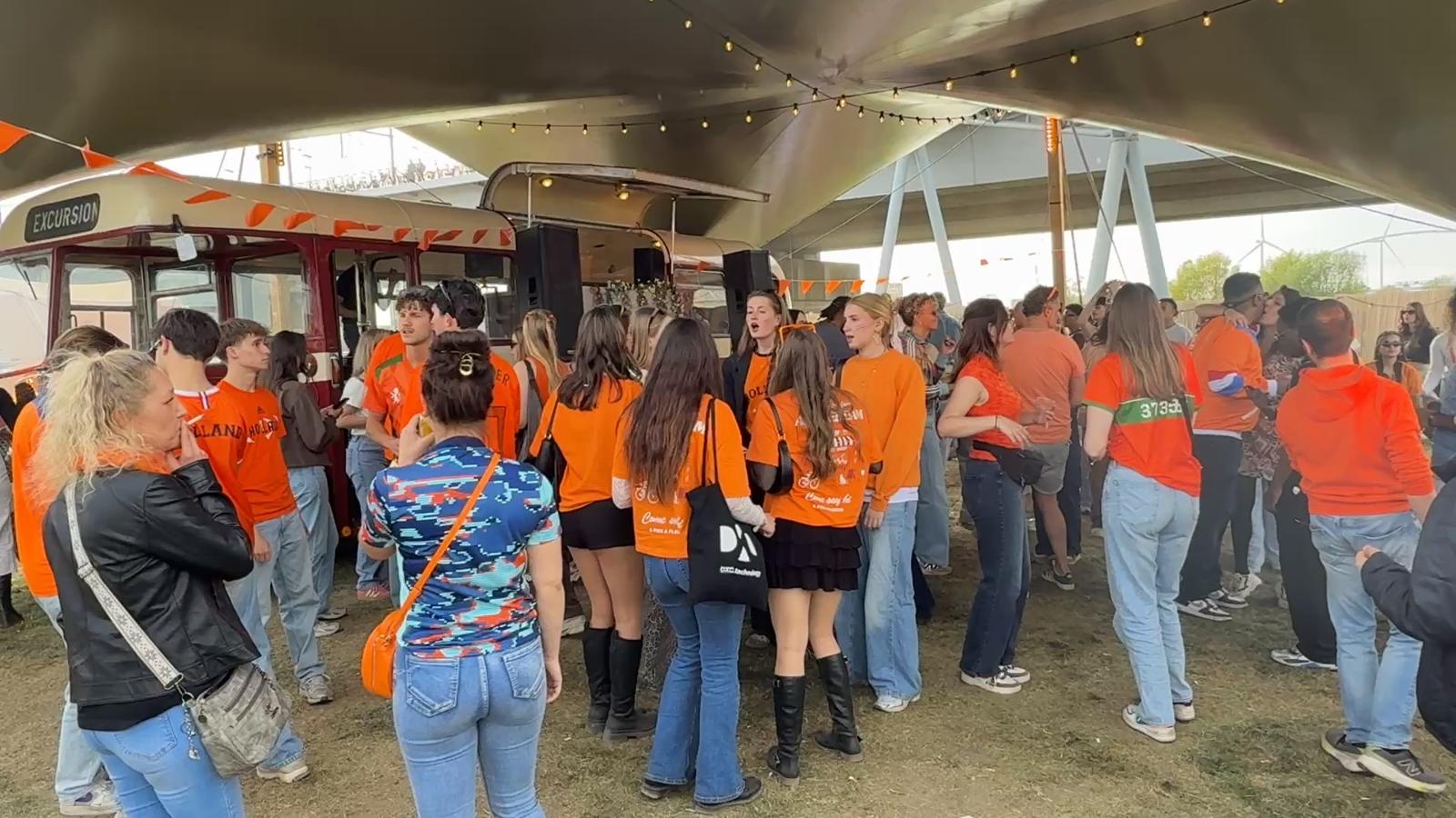 Publiek in oranje voor De Bus op Koningsdag