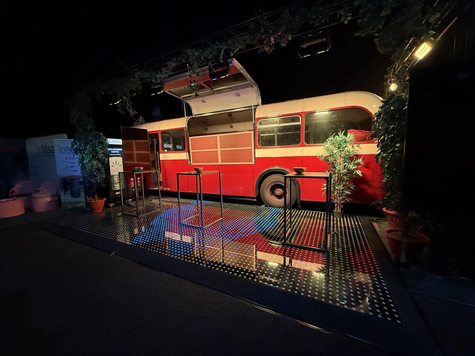 De Bus met verlichte dansvloer op een beurs